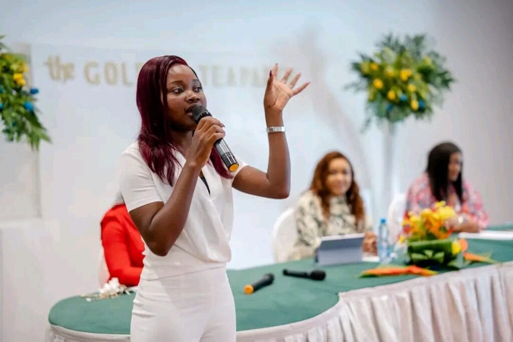 Lady Divine M : Une Femme d’Excellence, Community Manager et Bien Plus Encore